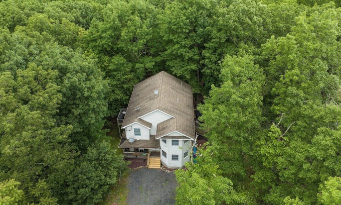 East Stroudsburg House | Lake House/Lake Beach/Hot Tub/Game Room/Kayaks/Pool/Fire Pit/Pet Friendly!