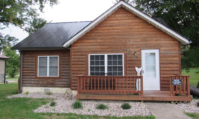 Jamestown House | Lake house. Less than 3 miles from beautiful Lake Cumberland.