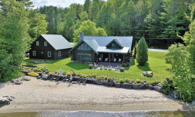 Barton House | Lake House - Modern Log Cabin. Private location on the lake for 8 Guests!