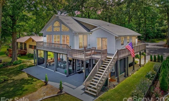 Southmont Bed & Breakfast | Lake House Oasis at High Rock Lake