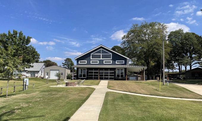 Mount Pleasant House | Lake House on Bob Sandlin