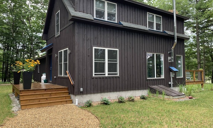 Rindge House | Lake House on private wooded lot abuts walking trail and near Mount Monadnock