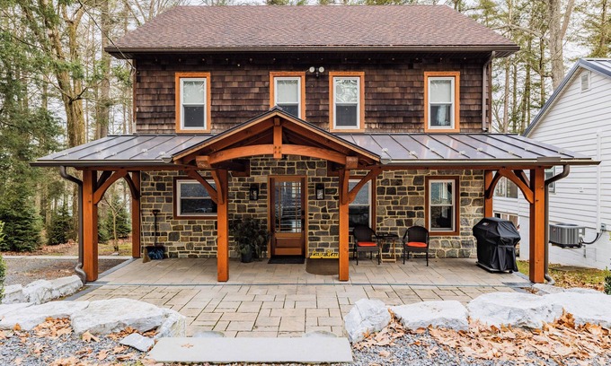 Pine Grove House | Lake House On Sweet Arrow Lake