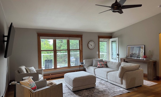Farwell House | Lake house ON THE GOLF COURSE perfect for a quick fall getaway!