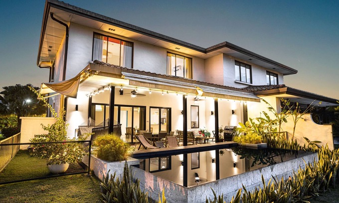 Playa Blanca House | Lake House - Private Pool - King Bed - Sleeps 14