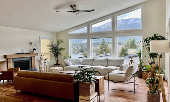 Youbou House | Lake House Retreat - includes boat slip!