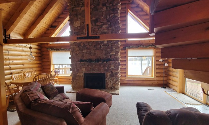 Stratford House | Lake House Retreat on Eau Pleine Flowage