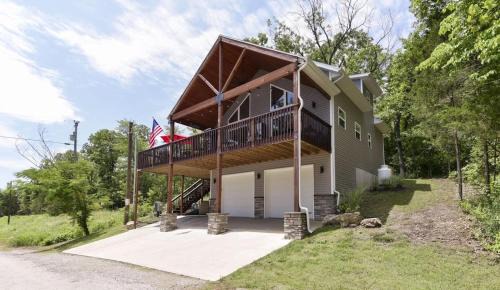 Lampe House | Lake House Retreat - Private Hot Tub