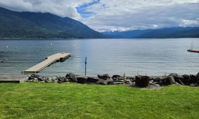 Salmon Arm Cottage | Lake House Retreat - Waterfront!
