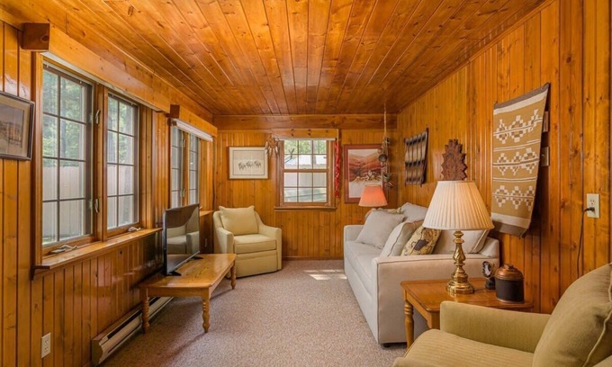 Waupaca House | Lake House Vacation Sleeps 12, Private Dock