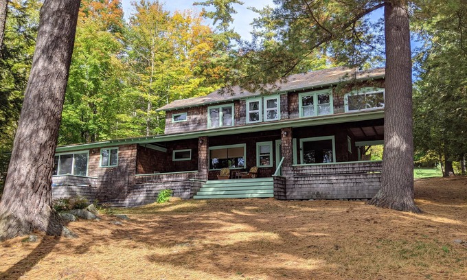 Glenburnie House | Lake house w. private dock on Northern Lake George