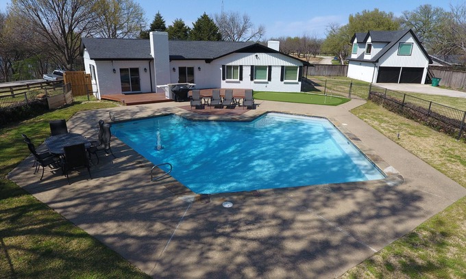 Little Elm House | Lake House - WEDDING STAYS - HUGE pool! THE gathering place for large families!