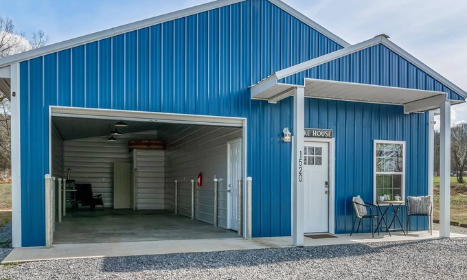 Groveoak House | Lake House with 32' Boat Garage, No-Stairs Entrance, Wi-Fi