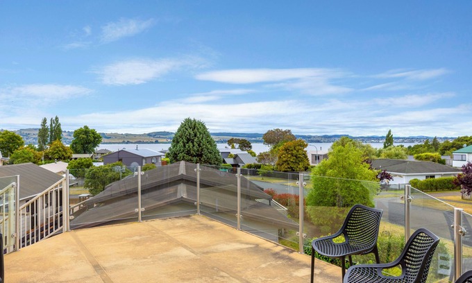 Wharewaka House | Lake house with panoramic view