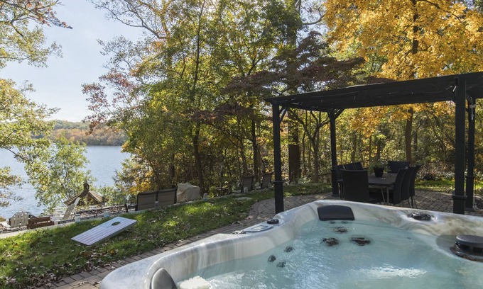 Bridgeton House | Lake House with seasonal Hot Tub and Pool