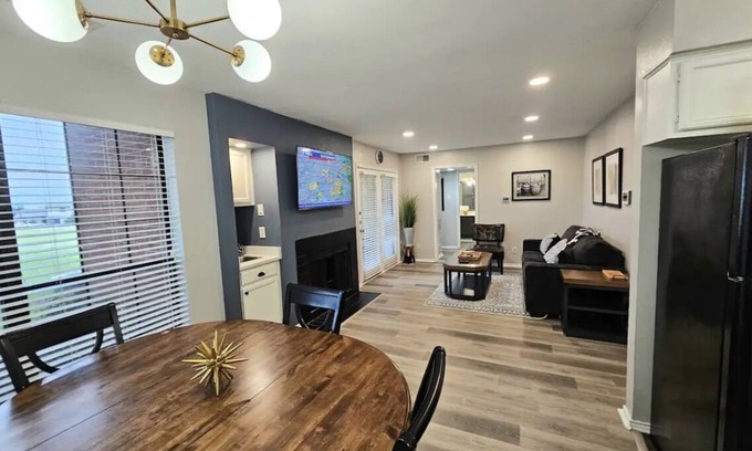Garland Condo | Lake Hubbard, Modern and spacious