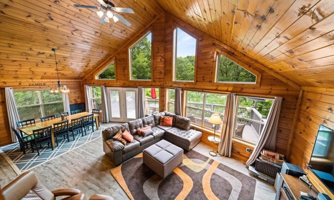 Flat Hollow Marina House | Lake It Easy Lakefront w/double dock + hot tub