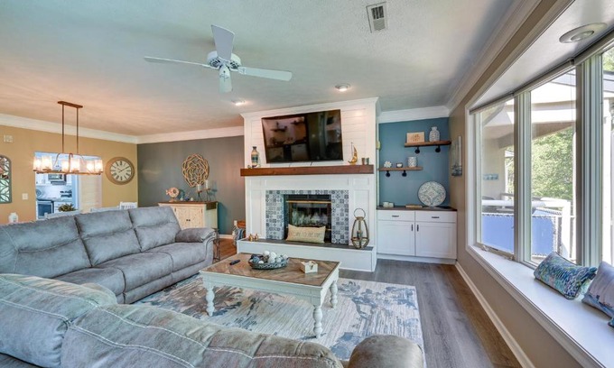 Salem Apartment | Lake Keowee Condo Resort Pools and Lake Access!