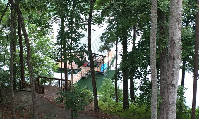 Salem House | Lake Keowee Lake Front- 90 day min