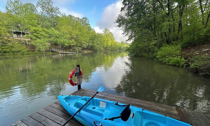 Mentone House | Lake Lahusage Private Dock, Kayaks, Lake Mat: Getaway in Shasta Camper