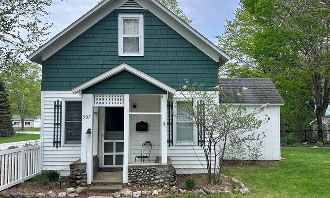 Lake Leelanau House | Lake Leelanau Cape Cod -Family Friendly-Wine Country -Pet friendly-