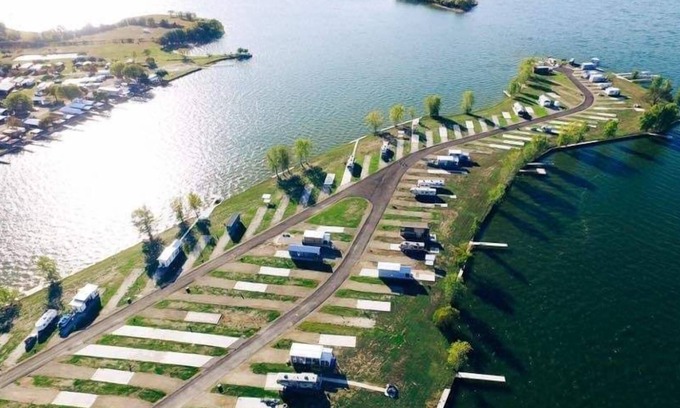 Kerens RV Rental | Lake Life 145 @ Peninsula Point
