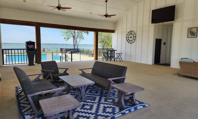 Kerens RV Rental | Lake Life 57 @ Peninsula Point
