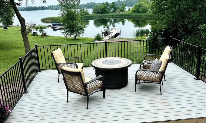 Moe House | Lake Life- Easy & Comfortable in this Cozy 2-bedroom RV with WiFi & AC
