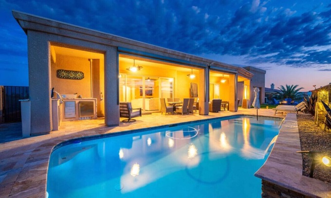 Lake Havasu City Apartment | Lake Life Luxury Pool Home Indoor Boat Parking