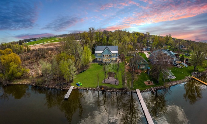 Forest Lake House | Lake life near the cities! Kayak, swim, fish, relax.