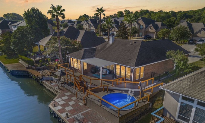 Seven Coves House | Lake life on the Shoreline - Sleeps 9 Guests and w/Pool and PS5