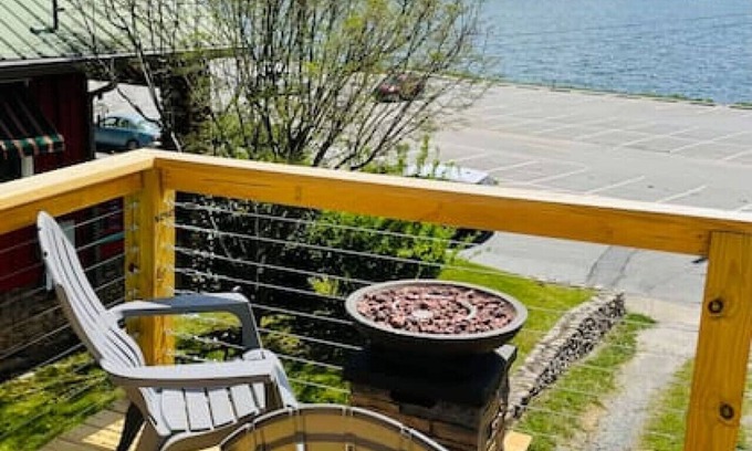 Lake Junaluska Apartment | Lake Life Upper Apt-1 min walk to Lk J Assembly-10 min to Waynesville & BR Pkwy