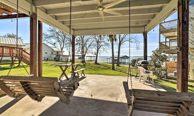West Livingston House | Lake Livingston Vacation Rental w/Kayaks!