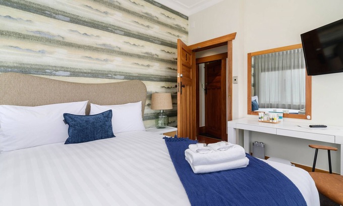 Rotorua Bed & Breakfast | Lake Lodge B&B Rotorua - Adults Only