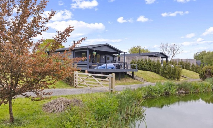 Ford Other | Lake Log Cabin - Hot Tub & Tranquil Surroundings
