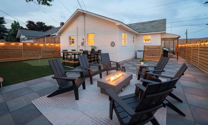 Chelan House | Lake & Lounge - Mid Century - Cozy 3 beds - Walk to Town, Putting Green, Pets