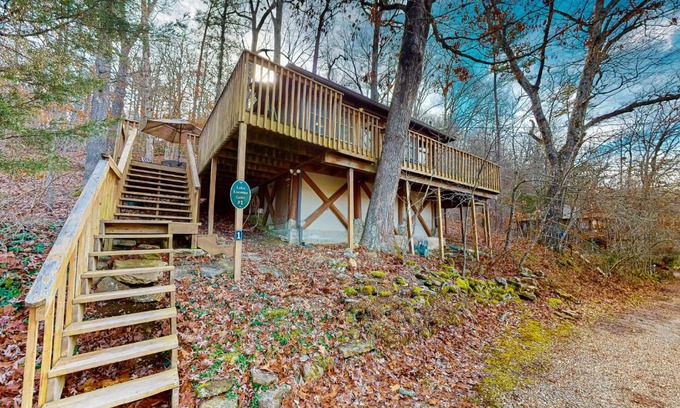 Eureka Springs House | Lake Lucerne - Treehouse Cabin #01