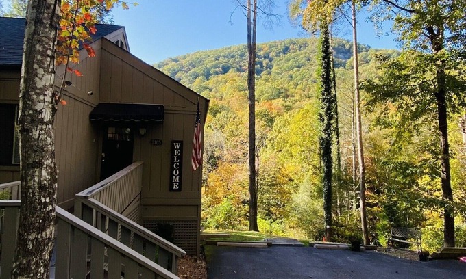 Lake Lure House | Lake Lure Retreats- Buffalo Creek Retreat, hot tub & views~Rumbling Bald Resort