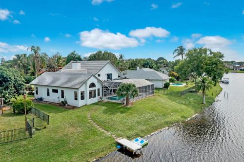 Wellington Villa | Lake Luxe Equine, Waterfront, Screened-in Pool, Hot Tub - Lake Views! Hosted By Relaxtay