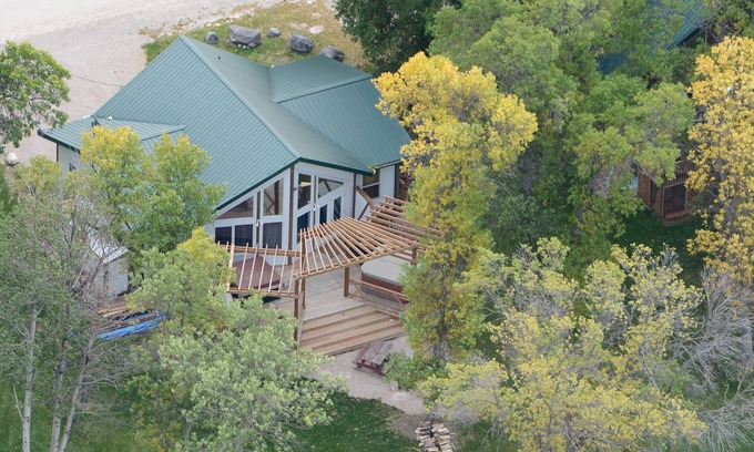 The Narrows House | Lake Manitoba Narrows - Lovely Lakefront Cottage