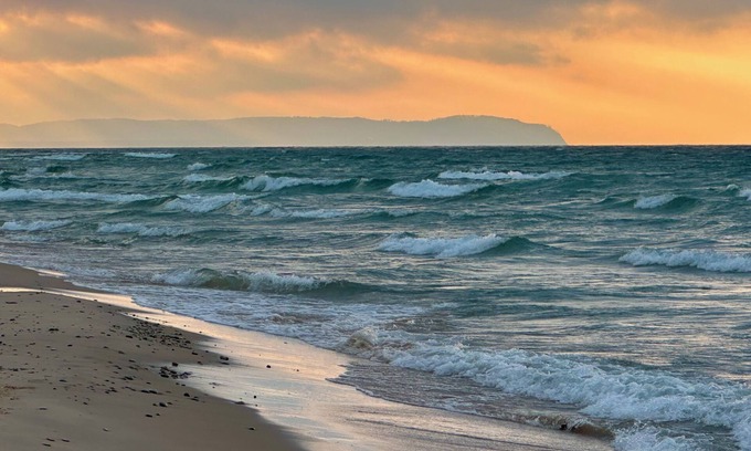 Lake Leelanau House | Lake MI Private Beach; fireplace, Sunsets. Close to Fishtown & Sleeping Bear