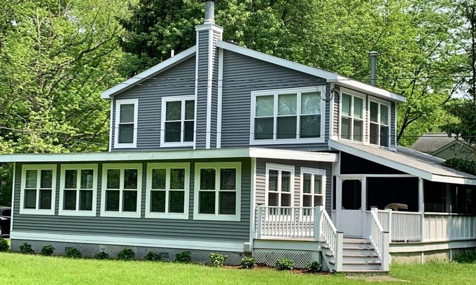 Union Pier House | Lake Michigan Beach Is Across Street, 6 Person Hot Tub, Fire Pit, New Bathrooms
