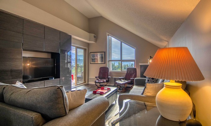 East Kootenay Apartment | Lake & Mountain View Penthouse | Hot Tub | Pool