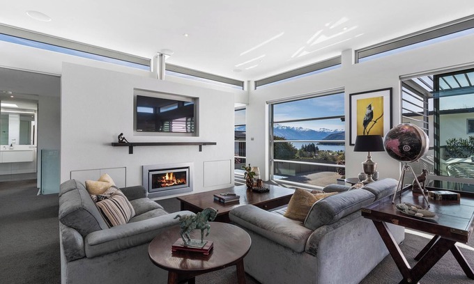 Wanaka House | Lake & Mountain views, close to ski fields. Executive living - 3 bed/3 bath, spa