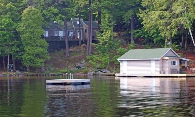 Bracebridge Cottage | Lake Muskoka, Island, 2 BR, Ideal for Couples & Small Grps - 4 max