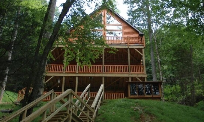 Topton Cabin | Lake Nantahala smokey mountain Lakeside Lodge in Gated Community. Pontoon boat