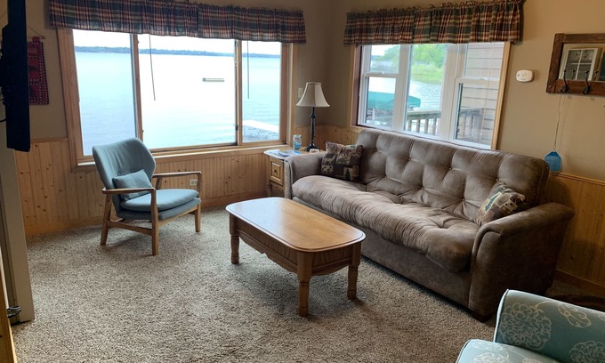 Tomahawk Cottage | Lake Nokomis Breezy Bay Lakeside Cottage Quiet Retreat
