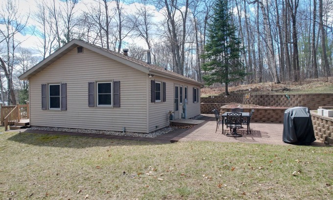 Tomahawk House | Lake Nokomis Cozy 2-Bed Getaway for Couples, Families & Outdoor Enthusiasts