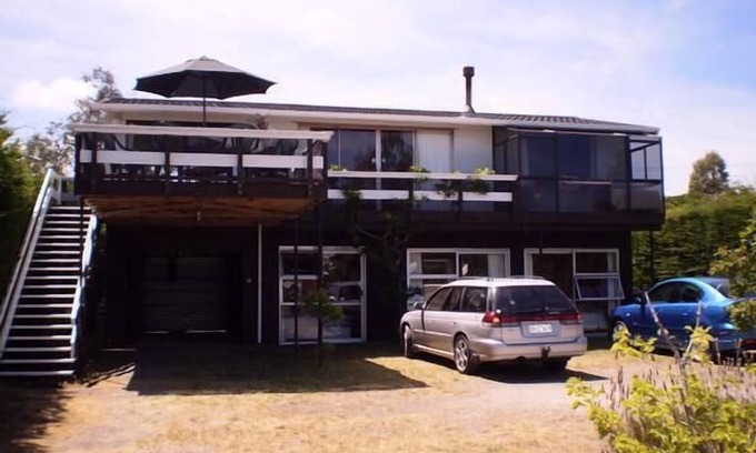 Waitahanui House | Lake views and easy beach access