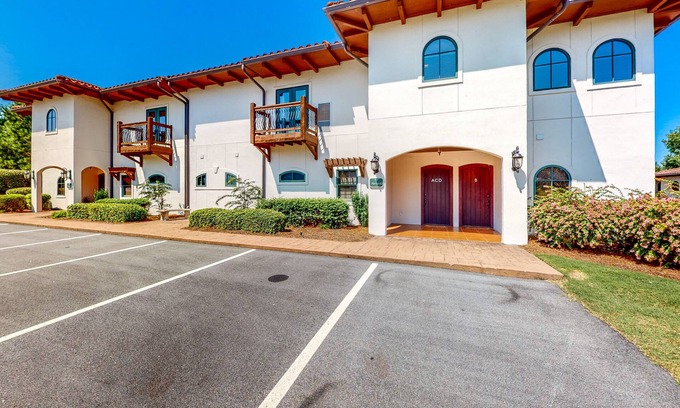 Lake Oconee Villa | Lake Oconee multi-group villa with four separate condos, fairway views, & AC